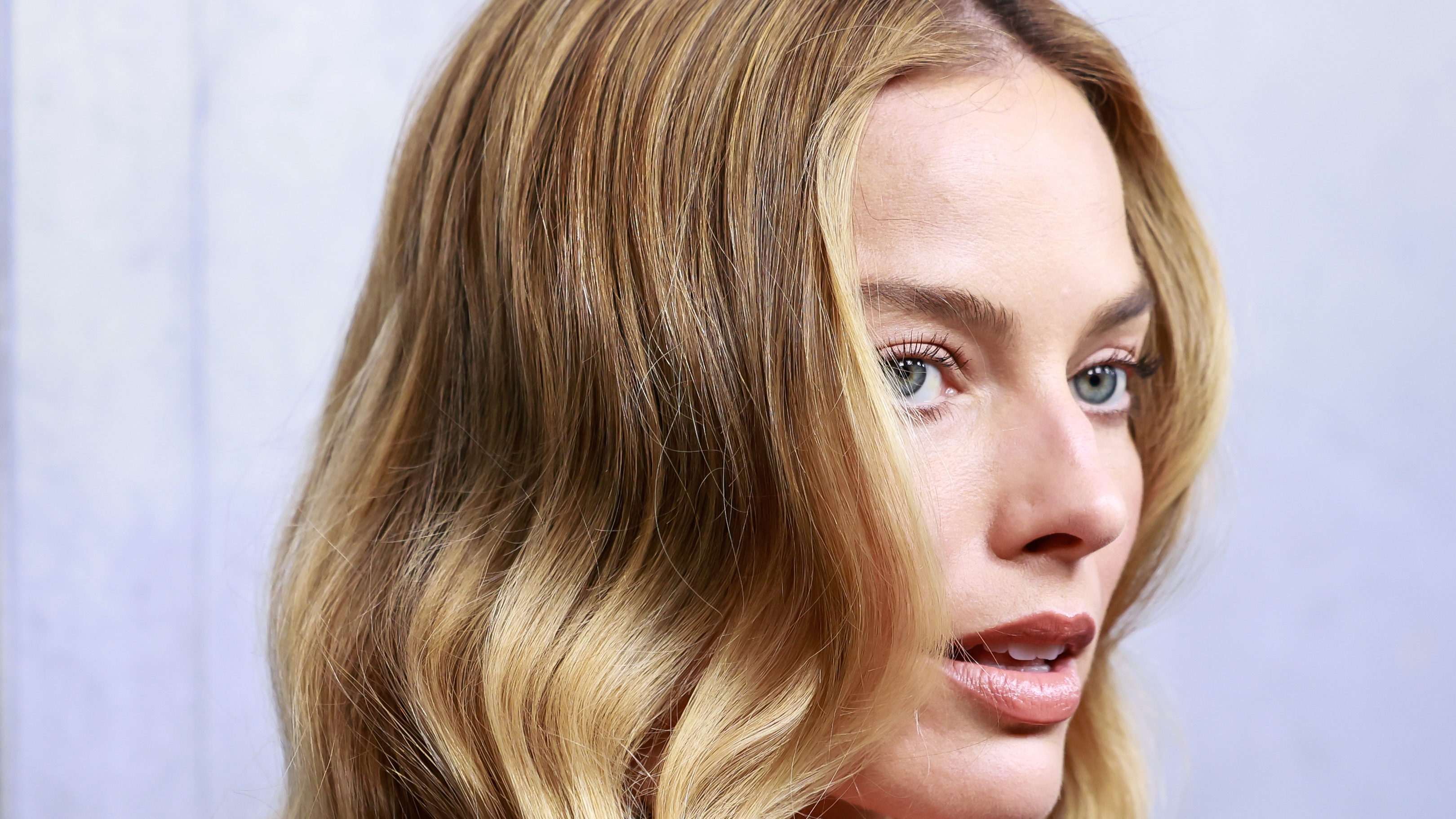 Margot Robbie ve skin-tone hair