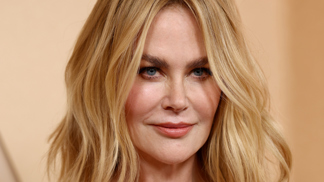 Nicole Kidman  Ikonická herečka vsadila na glamour, který působil nenuceně a současně velmi hollywoodsky. Vlasy měla ostříhané do vrstveného střihu, jenž dodal účesu lehkost a pohyb, zatímco líčení zůstalo jemné a svěží. Tváře i rty sjednotil měkký růžový odstín, který pleti dodal zdravý, přirozený ruměnec. Celek působil elegantně, ale nikoli přehnaně. Přesně v duchu moderního red carpet beauty, kde místo dramatických kontrastů hraje hlavní roli sofistikovaná jednoduchost.
