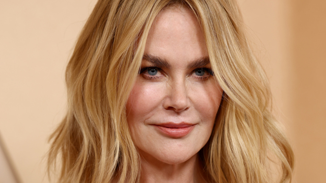 Nicole Kidman  Ikonická herečka vsadila na glamour, který působil nenuceně a současně velmi hollywoodsky. Vlasy měla ostříhané do vrstveného střihu, jenž dodal účesu lehkost a pohyb, zatímco líčení zůstalo jemné a svěží. Tváře i rty sjednotil měkký růžový odstín, který pleti dodal zdravý, přirozený ruměnec. Celek působil elegantně, ale nikoli přehnaně. Přesně v duchu moderního red carpet beauty, kde místo dramatických kontrastů hraje hlavní roli sofistikovaná jednoduchost.