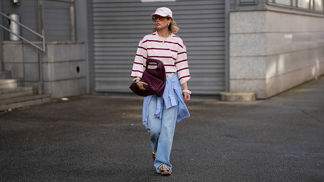 „Pyžamové“ basic triko, které pozvedne podzimní outfit? Pruhované s dlouhým rukávem. Letos se ale nosí jinak „Pyžamové“ basic triko, které pozvedne podzimní outfit? Pruhované s dlouhým rukávem. Letos se ale nosí jinak