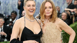 Stella McCartney se ve světě módy proslavila tím, že ze svých kolekcí vyřadila pravé kůže, kožešiny i peří. Díky inovativním metodám umí vytvořit materiály, které je dokonale imitují a šetří přitom zvířata i životní prostředí. 