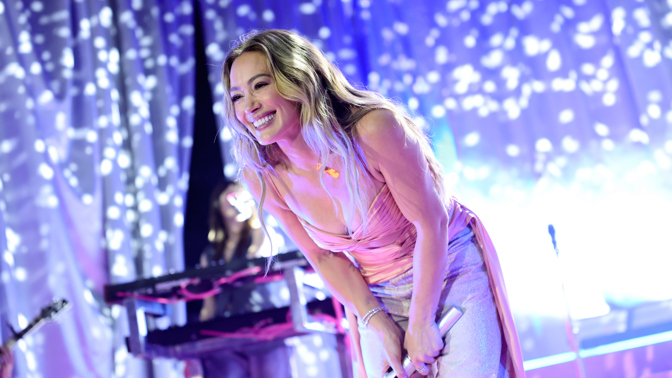 Místo hubnutí svaly: Hilary Duff propadla činkám a my bychom měly také