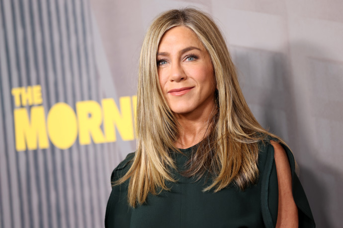 Jennifer Aniston nosí blond odstíny po většinu kariéry. Nyní dává přednost medovým odstínů, které umí zralou pleť krásně rozjasnit a dodat účesu hustotu i hloubku. Jennifer Aniston nosí blond odstíny po většinu kariéry. Nyní dává přednost medovým odstínů, které umí zralou pleť krásně rozjasnit a dodat účesu hustotu i hloubku.