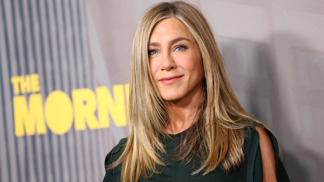 Jennifer Aniston nosí blond odstíny po většinu kariéry. Nyní dává přednost medovým odstínů, které umí zralou pleť krásně rozjasnit a dodat účesu hustotu i hloubku. 