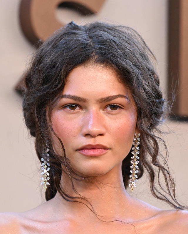 Zendaya jako vzor: Takhle by mělo vypadat líčení v roce 2026! Díky stipling štětci se stanete profesionálkou