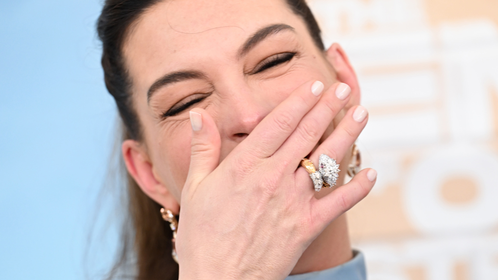 Anne Hathaway stojí za jedním z výrazných nail designů letošního podzimu. 