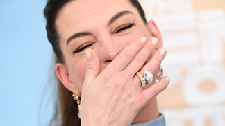 Anne Hathaway stojí za jedním z výrazných nail designů letošního podzimu. Anne Hathaway stojí za jedním z výrazných nail designů letošního podzimu.