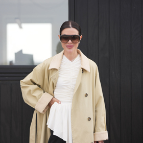 Elegantní peplum top s delším volánem skryje nejen bříško, ale i výraznější boky. Dá se přitom velmi snadno vrstvit, protože nevytváří velký objem. 