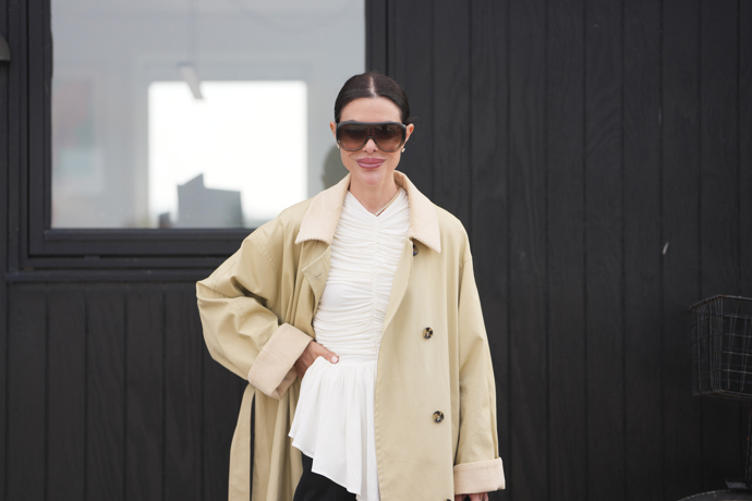 Elegantní peplum top s delším volánem skryje nejen bříško, ale i výraznější boky. Dá se přitom velmi snadno vrstvit, protože nevytváří velký objem. 