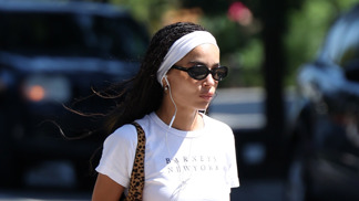 Zoe Kravitz na procházce slunným New Yorkem