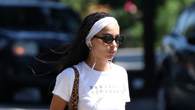 Zoe Kravitz na procházce slunným New Yorkem Zoe Kravitz na procházce slunným New Yorkem