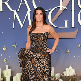 Stárněte jako Slečna Drsňák: Sandra Bullock září na premiéře, 62 let byste jí nehádali. Tohle jsou její anti-age tipy