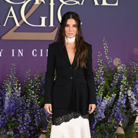 Stárněte jako Slečna Drsňák: Sandra Bullock září na premiéře, 62 let byste jí nehádali. Tohle jsou její anti-age tipy