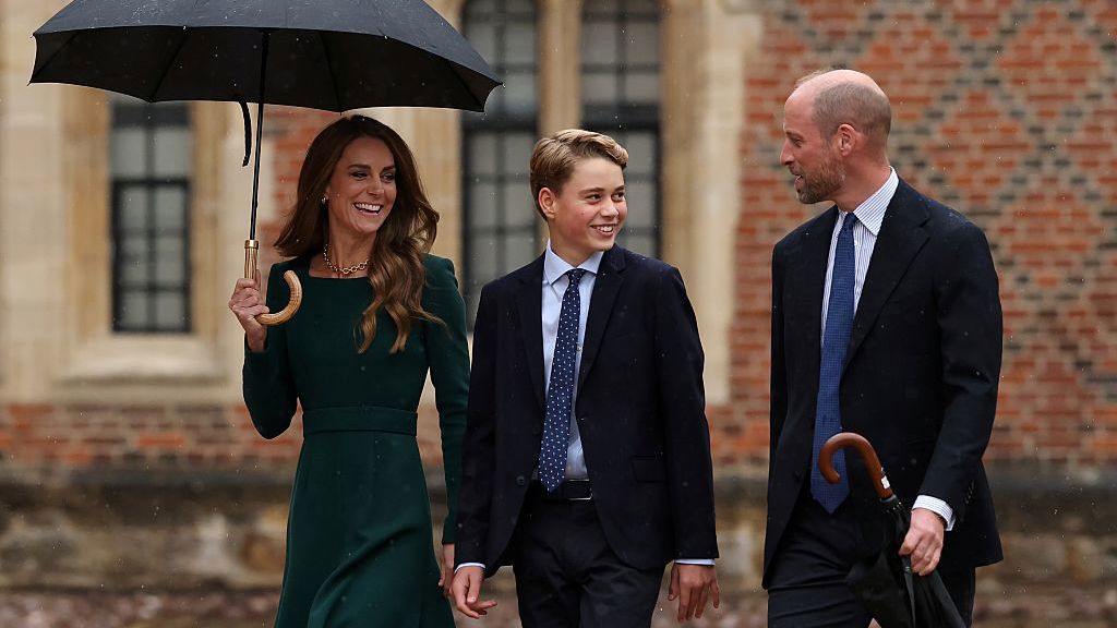 Princ George už není malý chlapec. Princezna Kate ho doprovodila na první den do školy, kterou prošel i William