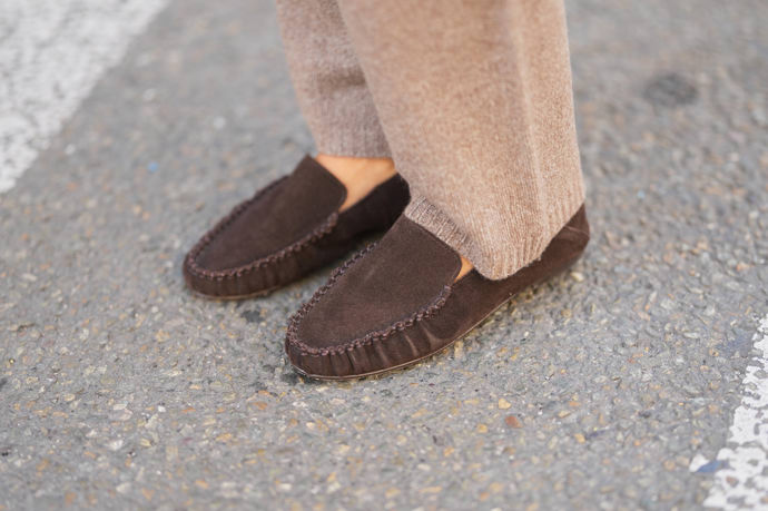 Semišové mokasíny jsou velmi komfortní. Hodí se především k ležérním outfitům na volný čas. 