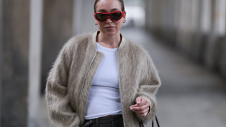 Bombery s osobitou texturou už dávno nemusí působit jen sportovně. Nyní jsou přirozenou součástí elegantních outfitů. Bombery s osobitou texturou už dávno nemusí působit jen sportovně. Nyní jsou přirozenou součástí elegantních outfitů.