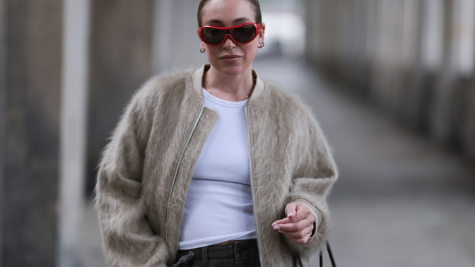 Bombery s osobitou texturou už dávno nemusí působit jen sportovně. Nyní jsou přirozenou součástí elegantních outfitů. 