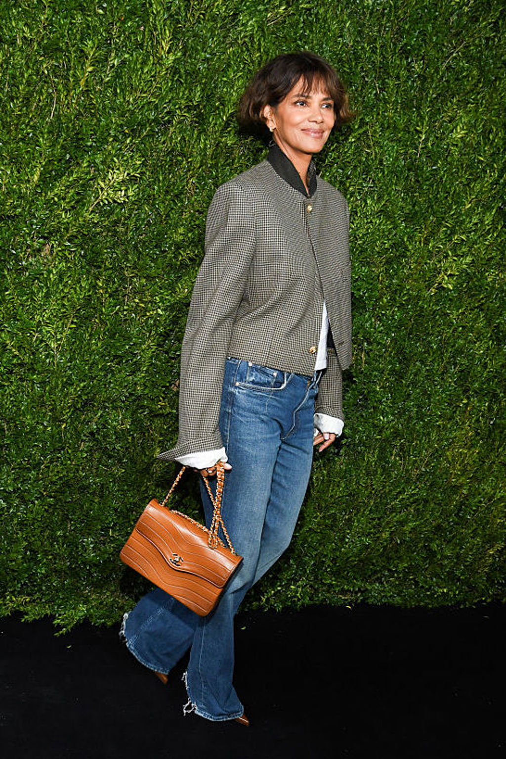 Halle Berry objevila nejslušivější outfit a účes na babí léto. V 60 vypadá jako dívenka