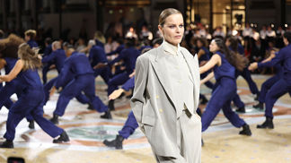Eva Herzigová jako ikona! Inspirujte se jejím italským triumfem. Dámský oblek vám na podzim 2026 nesmí chybět
