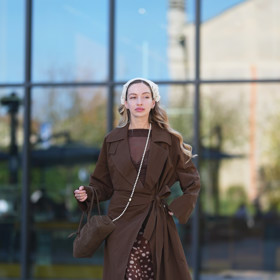 Špičaté lodičky jsou velmi elegantní a sexy. Pokud chcete podpořit dojem prodloužení postavy, slaďte je barevně s punčochami. 
