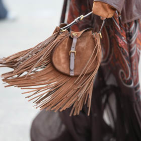 Kabelky a boty s třásněmi se skvěle hodí k módnímu boho stylu. Na semiši navíc krásně vyniknou. 