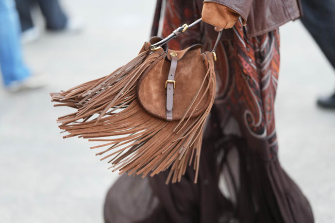 Kabelky a boty s třásněmi se skvěle hodí k módnímu boho stylu. Na semiši navíc krásně vyniknou. 