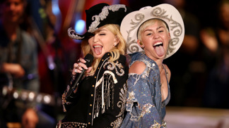  

Zpěvačky Madonna a Miley Cyrus
