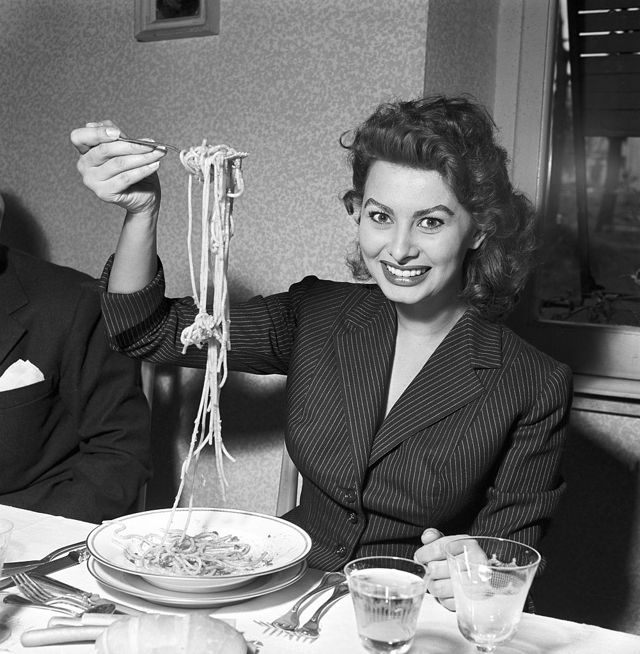 Sophia Loren v 92 letech sdílí tajemství věčného mládí: Středomořská dieta, žádné plastiky a spousta chůze