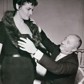 Christian Dior při práci.