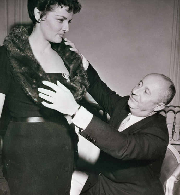 Christian Dior při práci.