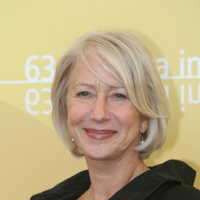 Nestárnoucí herečka Helen Mirren jasně dokazuje, jak lze přirozeně propojit blond s šedinami. Beige blond jí neuvěřitelně lichotí. 
