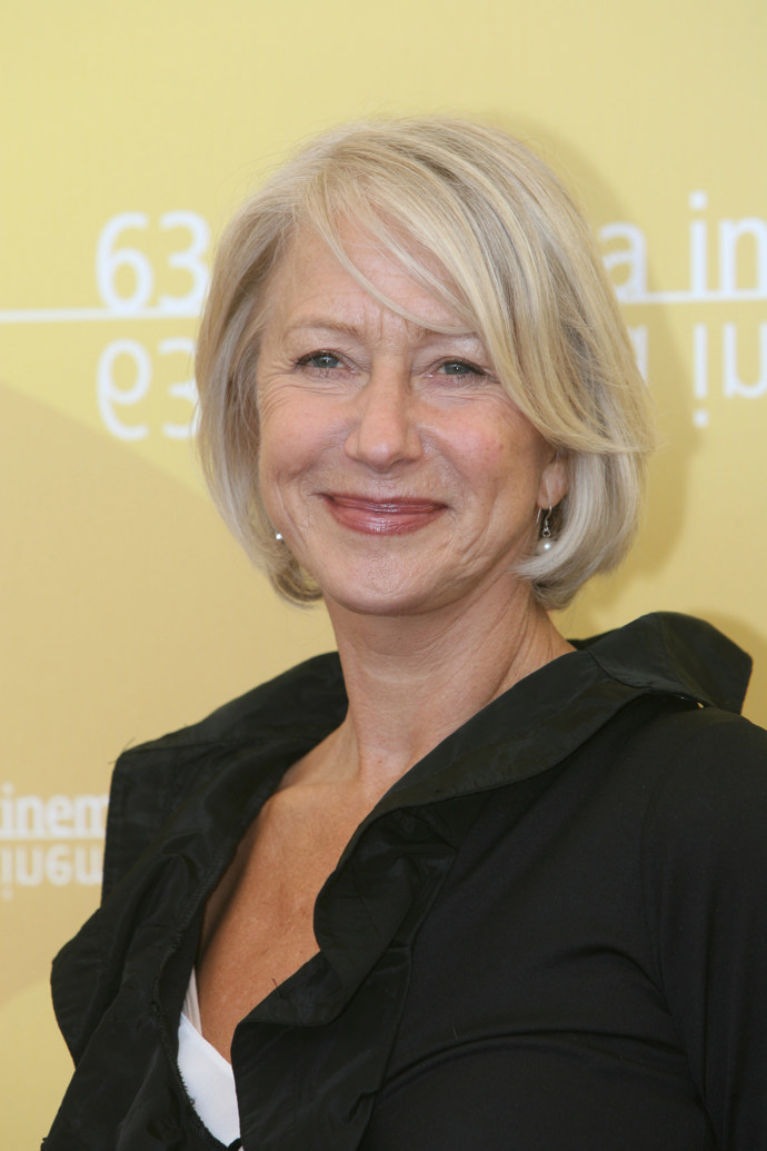 Nestárnoucí herečka Helen Mirren jasně dokazuje, jak lze přirozeně propojit blond s šedinami. Beige blond jí neuvěřitelně lichotí. Nestárnoucí herečka Helen Mirren jasně dokazuje, jak lze přirozeně propojit blond s šedinami. Beige blond jí neuvěřitelně lichotí.
