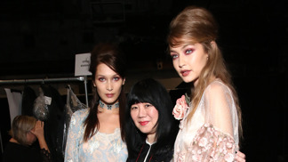 Bella a Gigi Hadid s designerkou Annou Sui