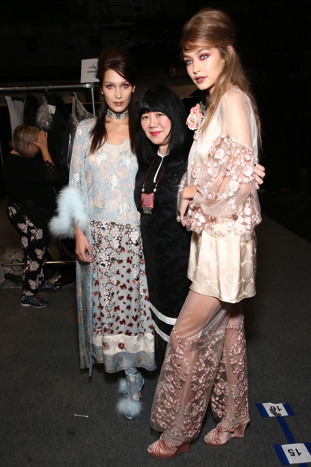 Bella a Gigi Hadid s designerkou Annou Sui Bella a Gigi Hadid s designerkou Annou Sui