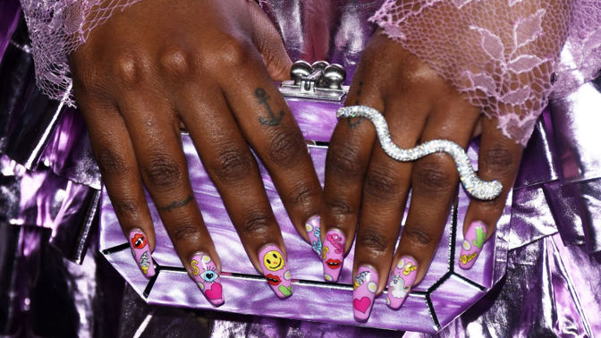 Letos v nail designu platí přímá úměra: čím barevnější, tím lepší!
