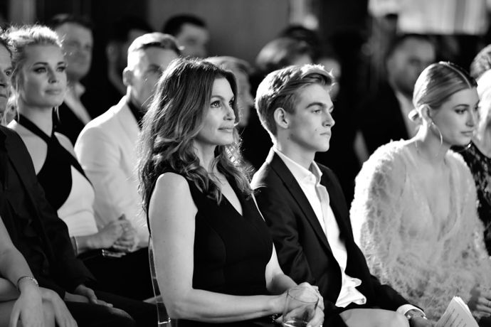Cindy Crawford prožívá nejhorší chvíle v životě. Její jediný syn Presley Gerber zemřel ve 27 letech Cindy Crawford prožívá nejhorší chvíle v životě. Její jediný syn Presley Gerber zemřel ve 27 letech