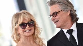  

Jeden z nejoblíbenějších dlouholetých vztahů Hollywoodu Kurt Russell a Goldie Hawn jsou spolu již od roku 1983 a vychovali spolu tři děti - dvě z předešlého Goldiina manželství. K tomu, že nemá prstýnek se herečka vyjadřuje takto: “Už takhle se cítím být oddaná a není to něco, co by mělo dělat manželství? Mám ráda ten pocit, že se každé ráno probouzím a on je stále vedle mě ačkoliv máme volbu. Nevidím důvod ke svatbě.” 
