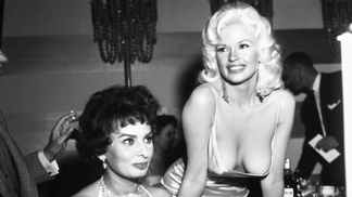 Příběhy fotografií: Jak Sophia Loren zírala na poprsí Jayne Mansfield