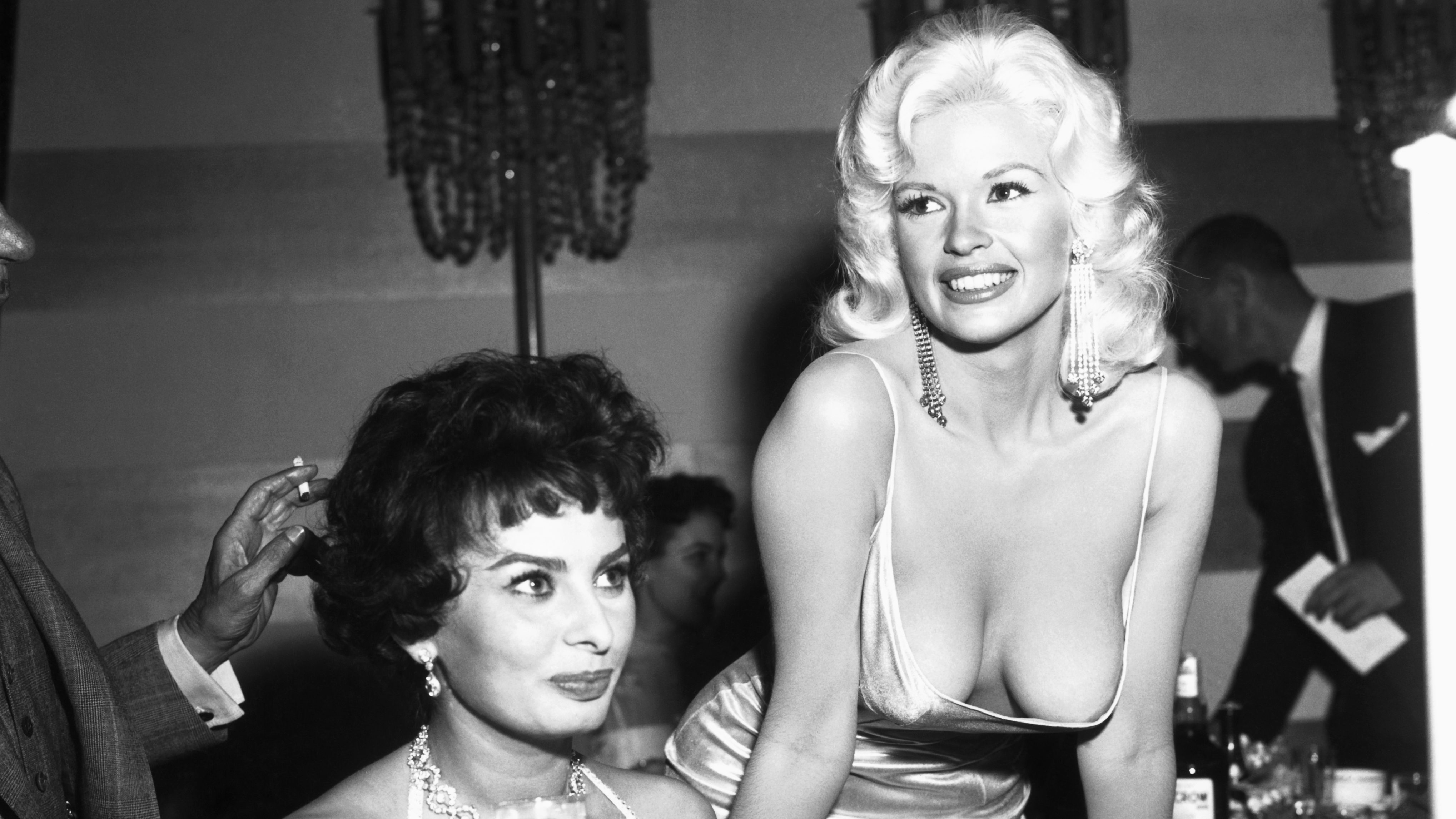 Příběhy fotografií: Jak Sophia Loren zírala na poprsí Jayne Mansfield