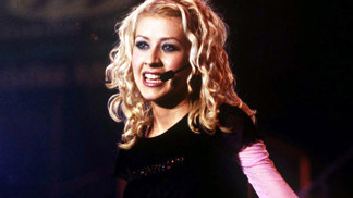 Triko přes triko

Christina Aguilera byla hudební divou přelomu milénia. A hudební scénu ovládla nejen svým hlasem a chytlavými hity, ale i svým šatníkem. Dnes bychom si řekli, že už se to nenosí. Tehdy jsme každý její kousek milovali. Vzpomeňme si například na vrstvení triček, které jsme s nadšením napodobovali. Tričko s dlouhým rukávem dospod, zatímco krátký rukáv navrch a voilá! 
