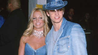  2001: Britney Spears a Justin Timberlake v all denim looku