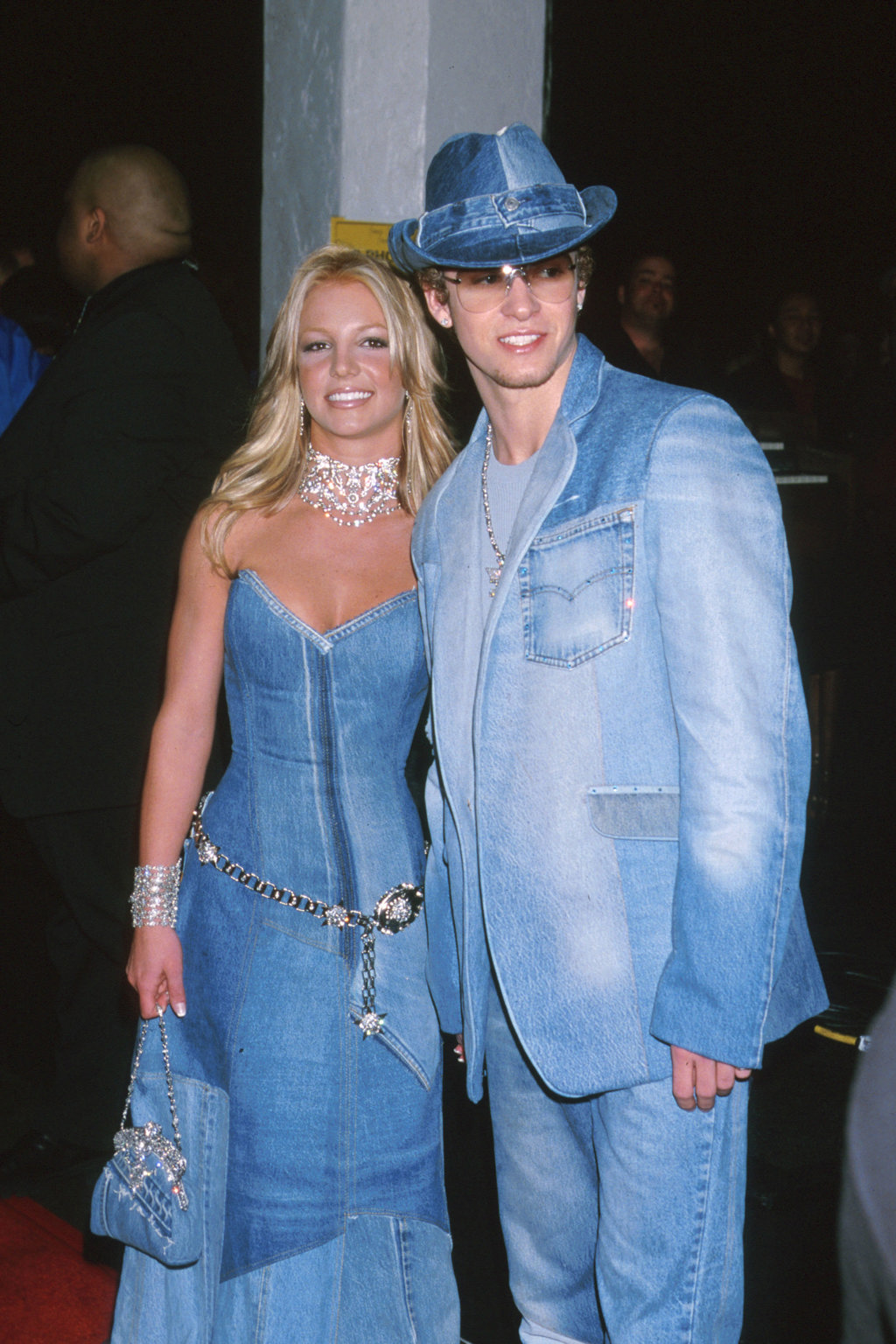 2001: Britney Spears a Justin Timberlake v all denim looku 2001: Britney Spears a Justin Timberlake v all denim looku