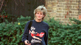  

Lady Diana v ikonické mikině Fly Virgin Atlantic a meruňkových legínách
