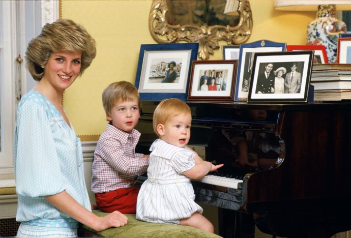 Diana, princezna z Walesu, se svými syny, princem Williamem a princem Harrym, u klavíru v Kensingtonském paláci v roce 1985