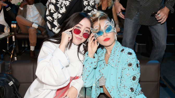  

Slavné sestry Noah a Miley Cyrus
