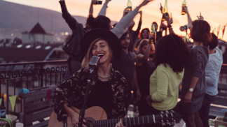 5 rooftop podniků, kam v Praze zajít na drink