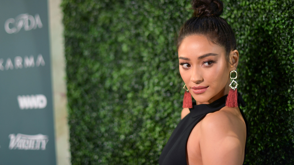 3 trendy barvy očních stínů podle Shay Mitchell