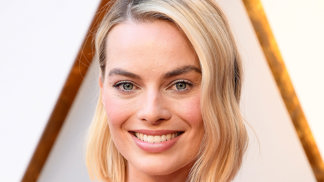  

Margot Robbie ve vlnitém bobu
