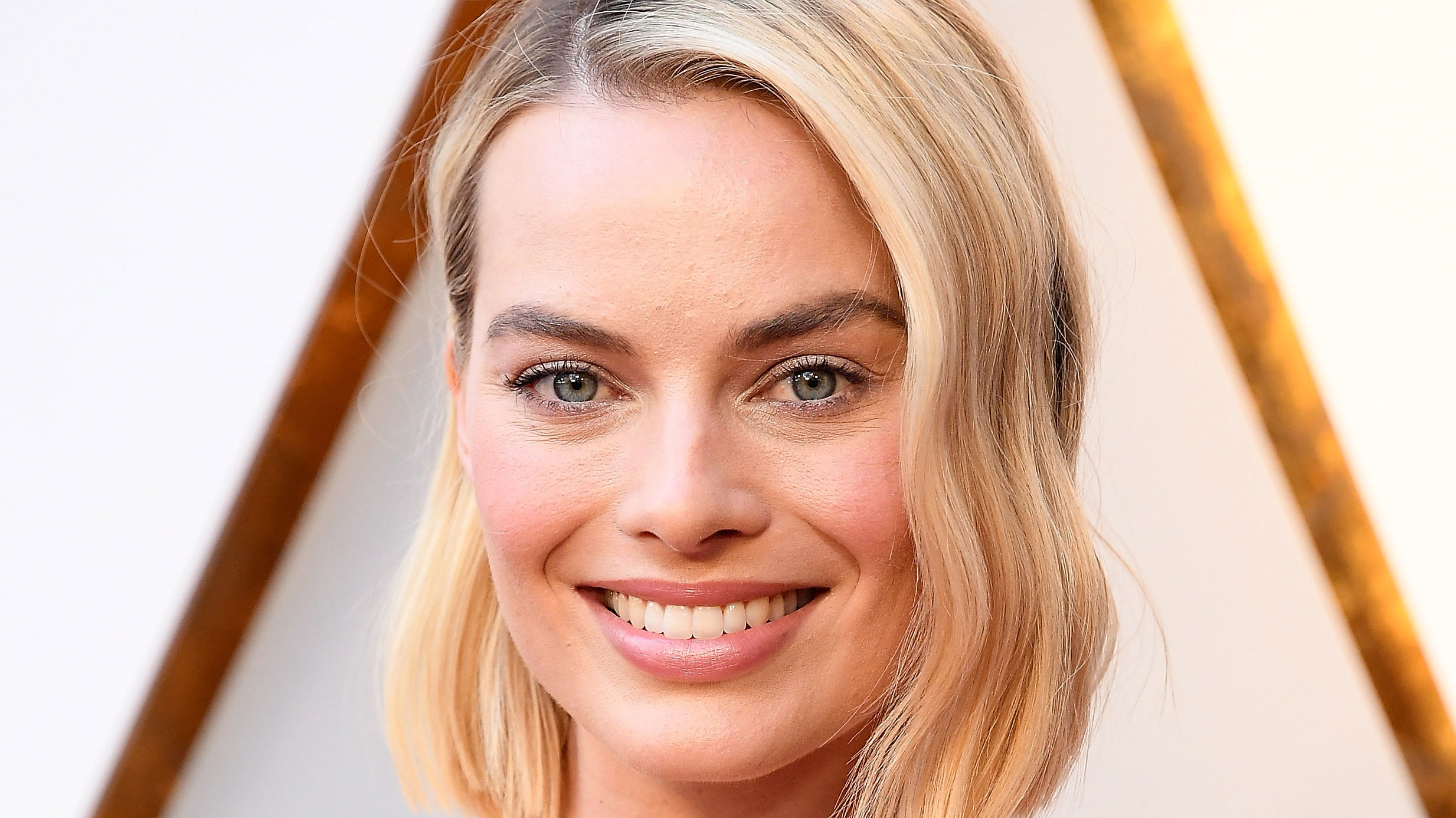 Margot Robbie ve vlnitém bobu