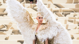 Umění i mučedníci: Co inspirovalo nejkatoličtější róby na MET Gala? 